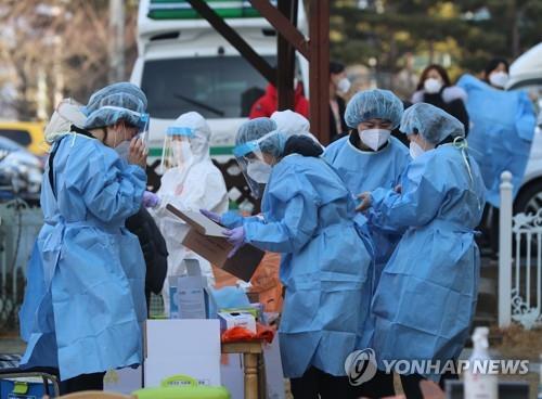 Medical workers prepare to set up a coronavirus testing site at a kindergarten in the southwestern provincial city of Gwangju, where a confirmed patient was reported to have visited, on Jan. 24, 2021, after a total of 15 new cases were traced to a church in the city. (Yonhap)