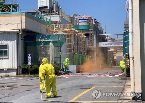 This file photo provided by the Yeongsan River Basin Environmental Office shows a chemical accident drill under way in Gwangju, southwestern South Korea, on June 10, 2020. (PHOTO NOT FOR SALE) (Yonhap)