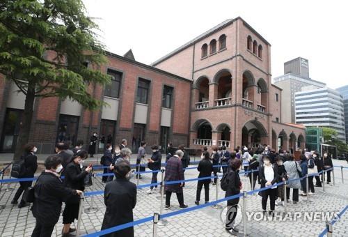 People wait in line to enter Myeongdong Cathedral in central Seoul on April 28, 2021, to pay respects to late Cardinal Nicholas Cheong Jin-suk, who died the previous day. (Yonhap)