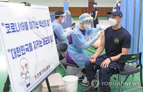 A military worker gets vaccinated at a military stadium in the southern city of Changwon on April 28, 2021. (Yonhap)