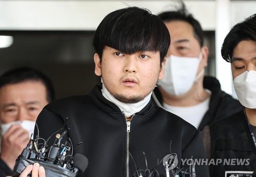 This photo shows Kim Tae-hyun, 24, being sent to prosecutors from Dobong Police Station in Seoul on April 9, 2021, on suspicion of killing a woman whom he had allegedly stalked, her mother and younger sister on March 23. A police committee has concluded that the disclosure of the man's personal information, including his photo and name, was in the public interest, given the gravity of his crime and the level of attention on the case. (Yonhap)