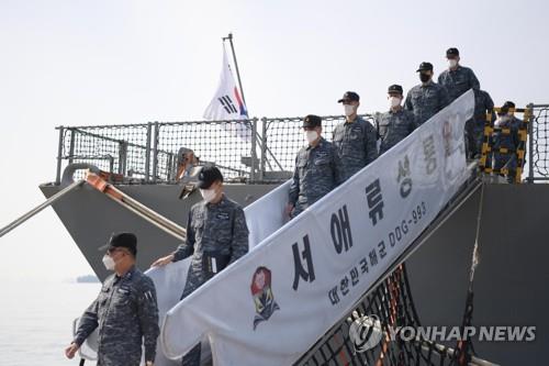 Service members leave a naval ship to receive COVID-19 vaccines on April 28, 2021, in this photo provided by the defense ministry. (PHOTO NOT FOR SALE) (Yonhap) 