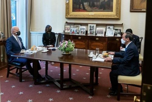 U.S. President Joe Biden (L) and Japanese Prime Minister Yoshihide Suga hold a one-on-one meeting over lunch in Washington on April 16, 2021, in this photo captured from Biden's Twitter account. Burgers were served as the main course, according to Suga's office. (PHOTO NOT FOR SALE) (Yonhap)