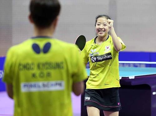 This photo provided by the Korea Table Tennis Association on June 22, 2021, shows Shin Yu-bin (R) of the South Korean women's national team. (PHOTO NOT FOR SALE) (Yonhap)