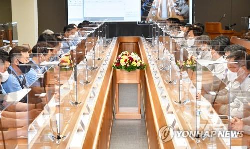 Hyundai Motor Co.'s senior executives and labor union officials discuss employees' working conditions and wages during their negotiations held at the Ulsan factory, 414 kilometers southeast of Seoul, on June 29, 2021, in this photo provided by the labor union. (PHOTO NOT FOR SALE) (Yonhap)