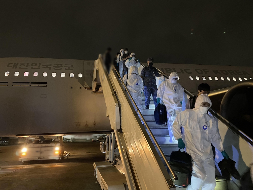 This photo provided by the defense ministry on July 19, 2021, shows service members leaving an aerial tanker upon arrival in Africa to carry out the mission of bringing home crewmembers affiliated with the Cheonghae unit after a cluster infection was reported there. (PHOTO NOT FOR SALE) (Yonhap)