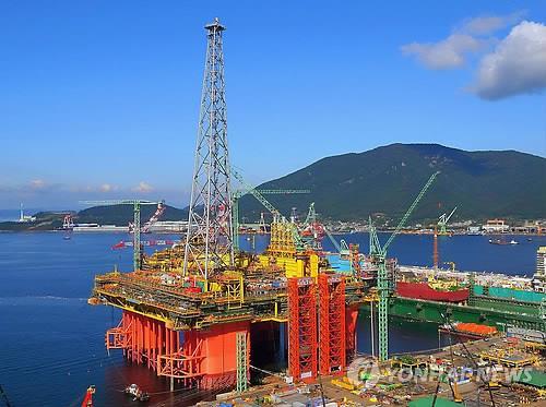 This undated file photo provided by Samsung Heavy Industries Co. shows an offshore plant being built by the shipbuilder. (PHOTO NOT FOR SALE) (Yonhap)