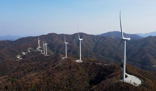 A wind farm built by Doosan Heavy Industries & Construction Co. in Jangheung, about 400 kilometers south of Seoul, is seen in this photo provided by the power plant builder on Nov. 4, 2021. (PHOTO NOT FOR SALE) (Yonhap) 