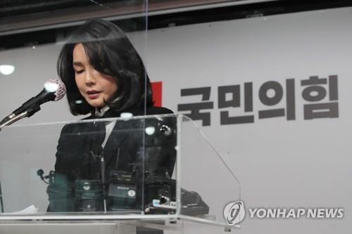 Kim Keon-hee, the wife of People Power Party presidential candidate Yoon Suk-yeol, speaks during a press conference at the party's headquarters in Seoul on Dec. 26, 2021. (Yonhap)