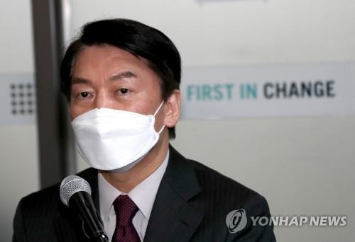 Ahn Cheol-soo, presidential candidate of the People's Party, holds a meeting with young researchers at a battery research center of the Ulsan National Institute of Science and Technology in the namesake city on Jan. 24, 2022. (Yonhap)