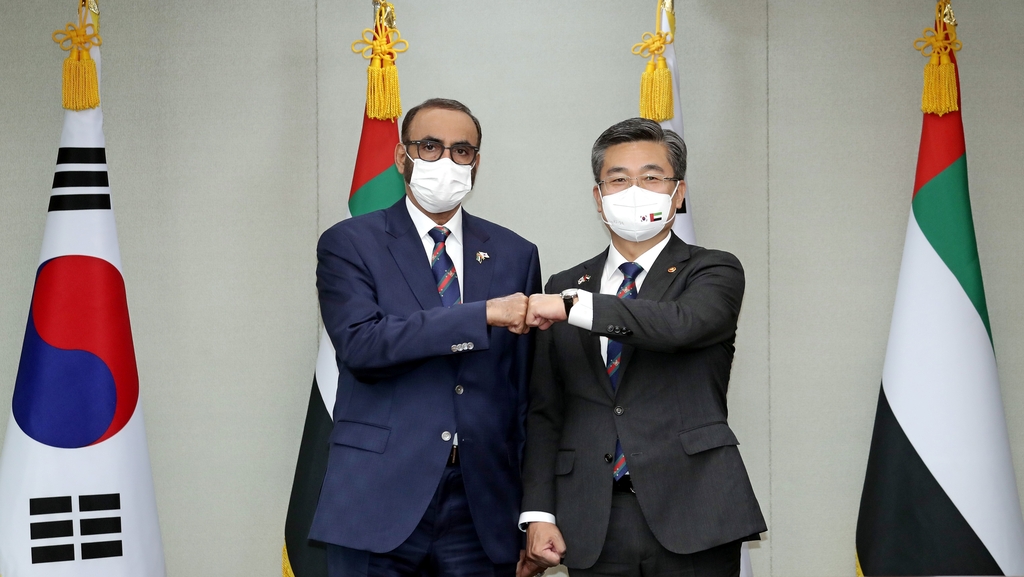 South Korea's Defense Minister Suh Wook (R) poses for a photo with his United Arab Emirates (UAE) counterpart Mohammad Ahmed Al Bowardi in Seoul on March 18, 2022, in this photo released by the Ministry of National Defense. (PHOTO NOT FOR SALE) (Yonhap)