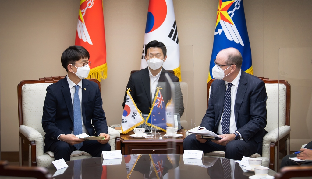 Vice Defense Minister Park Jae-min (L) holds a meeting with his New Zealand counterpart, Andrew Bridgman, in Seoul, in this photo released by the Ministry of National Defense on March 28, 2022. (PHOTO NOT FOR SALE) (Yonhap)