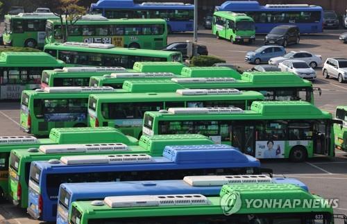 Buses are parked at a company in western Seoul on April 19, 2022. (Yonhap)