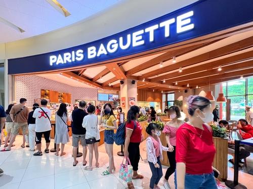 This photo provided by SPC Group on May 18, 2022, shows the sixth Paris Baguette outlet in South Tangerang near Jakarta. (PHOTO NOT FOR SALE) (Yonhap) 