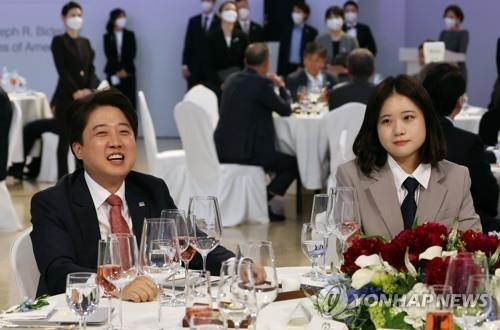 Park Ji-hyun (R), the 26-year-old co-head of the main opposition Democratic Party's interim leadership committee, sits beside Lee Jun-seok, the chief of the ruling People Power Party, at the official banquet for the Seoul-Washington summit held at the National Museum of Korea in central Seoul on May 21, 2022. (Yonhap)