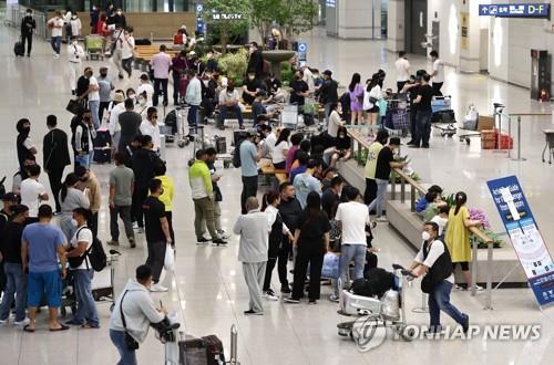 A departure hall of Incheon International Airport, west of Seoul, is crowded with travelers on May 29, 2022, as the country has eased some anti-COVID-19 regulations for inbound travelers. (Yonhap)