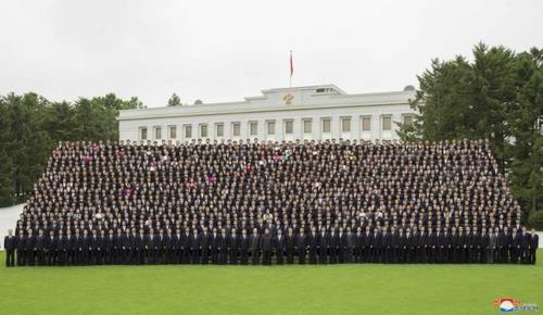 North Korean leader Kim Jong-un holds a photo session with officials in the life guidance sections of the ruling Workers' Party in Pyongyang on July 8, 2022, in this photo released by the Korean Central News Agency the next day. (For Use Only in the Republic of Korea. No Redistribution) (Yonhap)