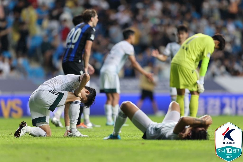 Members of Jeonbuk Hyundai Motors react to their 3-1 loss to Incheon United in a K League 1 match at Incheon Football Stadium in Incheon, around 30 kilometers west of Seoul, on Aug. 13, 2022, in this photo provided by the Korea Professional Football League. (PHOTO NOT FOR SALE) (Yonhap)