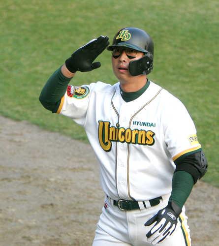 In this file photo from Oct. 30, 2004, Shim Chong-soo of the Hyundai Unicorns celebrates his solo home run against the Samsung Lions during the top of the second inning of Game 8 of the Korean Series at Jamsil Baseball Stadium in Seoul. (Yonhap)