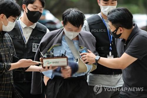 The 31-year-old suspect in the murder of a female Seoul Metro employee at Sindang Station on Line No. 20 shows up for a court hearing at the Seoul Central District Office on Sept. 16, 2022, two days after the alleged murder. (Yonhap)