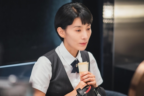 A scene from Korean drama series "Pale Moon" is seen in this photo provided by KT Studio Genie, a production company operated by telecom operator KT. (PHOTO NOT FOR SALE) (Yonhap)