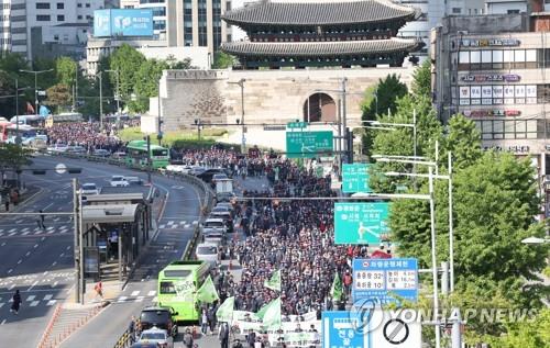 Members of the Korean Confederation of Trade Unions march toward the presidential office in Yongsan following a Labor Day rally in downtown Seoul on May 1, 2023. (Yonhap)