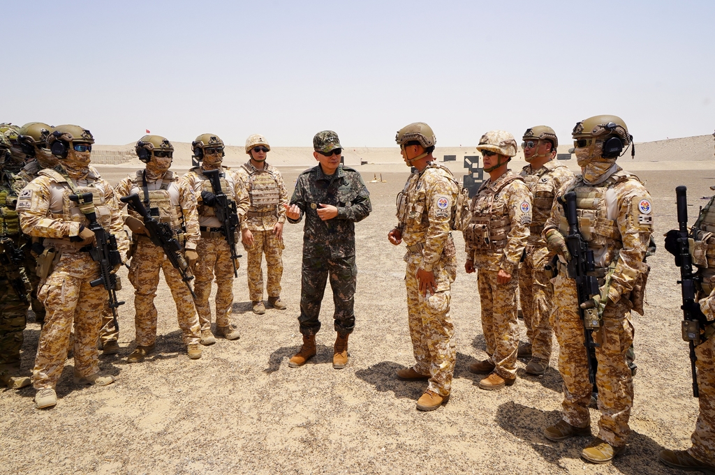 Joint Chiefs of Staff (JCS) Chairman Gen. Kim Seung-kyum (C) speaks with troops of South Korea's Akh unit stationed in the United Arab Emirates on May 12, 2023, in this photo released by the JCS on May 15. (PHOTO NOT FOR SALE) (Yonhap)