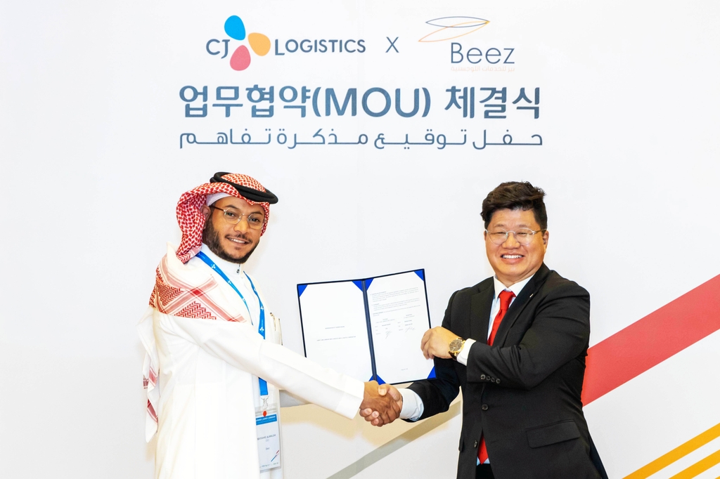 Kang Byung-koo (R), head of CJ Logistics Corp.'s global division, and Mussaad Almalohi, chief of Beez Logistics, pose for a photo after signing a memorandum of understanding in this photo provided by CJ Logistics on May 16, 2023. (PHOTO NOT FOR SALE) (Yonhap)