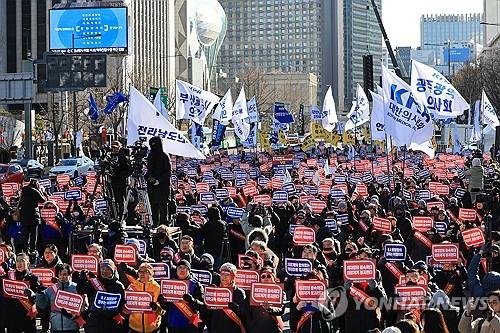 Doctors hold a rally in central Seoul in this file photo taken Dec. 17, 2023, calling on the government to retract its plan to expand the medical school quota. (Yonhap)