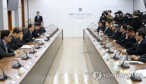 Government officials, including Prime Minister Han Duck-soo (3rd from L), meet with representatives of the medical community, including presidents of major universities and leading teaching hospitals across the country, held at Seoul National University Hospital in Seoul on March 26, 2024. (Yonhap)