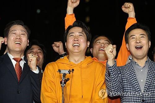 Lee Jun-seok of the New Reform Party smiles after securing victory in the Gyeonggi Hwaseong-B district, where he is running for a parliamentary seat, on April 10, 2024. (Pool photo) (Yonhap)