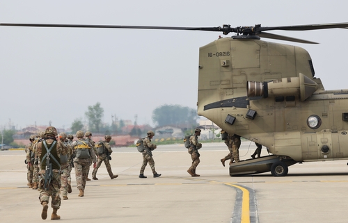 U.S. Special Operations Command Korea personnel board a CH-47 transport helicopter to stage airborne infiltration drills at an airfield in Camp Humphreys in Pyeongtaek, 60 kilometers south of Seoul. (Yonhap)