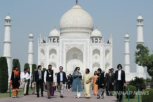 This file photo taken Nov. 7, 2018, shows then first lady Kim Jung-sook (C) visiting the Taj Mahal in India. (Yonhap)