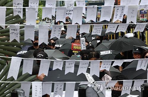 Victims of the payment delay incident involving WeMakePrice and TMON hold a protest in Seoul on Sept. 8, 2024. (Yonhap)
