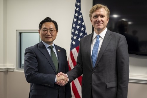 Cho Chang-rae (L), South Korea's deputy defense minister for policy, meets U.S. Under Secretary of Defense for Policy Elbridge Colby after South Korea and the United States held key defense talks in Washington from May 1-2, 2025, in this photo provided by Seoul's defense ministry. (PHOTO NOT FOR SALE) (Yonhap)