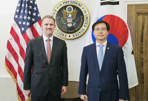 South Korean Trade Minister Yeo Han-koo (R) and U.S. Trade Representative Jamieson Greer pose for a photo after holding bilateral trade talks in Washington on July 5, 2025 (U.S. time) in this photo provided by Seoul's industry ministry. (PHOTO NOT FOR SALE) (Yonhap)