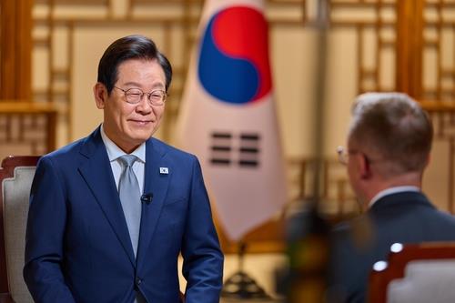 President Lee Jae Myung (L) speaks during an interview with CNN at the presidential office in Seoul in this photo provided by Lee's office on Oct. 23, 2025. (PHOTO NOT FOR SALE) (Yonhap)