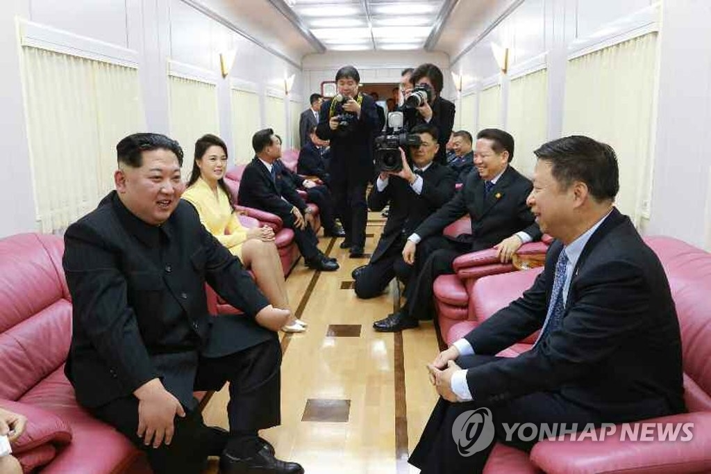 Le leader nord-coréen Kim Jong-un s'entretient avec le chef du département international du Comité central du Parti communiste chinois (PCC) Song Tao dans le train spécial du premier lors de sa récente visite en Chine. (Photo d'archives Yonhap)