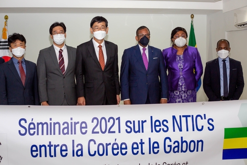 Des participants du séminaire sur les nouvelles technologies de l'information et de la communication (NTIC) entre la Corée du Sud et le Gabon posent pour une séance photos le mercredi 12 mai 2021 à Libreville. (Photo fournie par l'ambassade sud-coréenne au Gabon. Revente et archivage interdits)