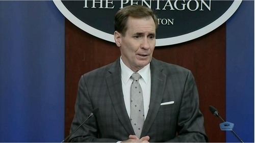 Cette image capturée sur le site Web du ministère américain de la Défense montre le porte-parole John Kirby répondant aux journalistes lors d'un point de presse au ministère à Washington, le 24 juin 2021. (Revente et archivage interdits)