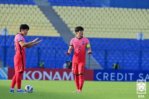 Lee Kang-in (à g.) s'apprête à tirer un coup franc au stade Pakhtakor Markaziy de Tachkent, en Ouzbékistan, en quarts de finale de la Coupe d'Asie de la Confédération asiatique de football (AFC), le dimanche 12 juin 2022 (heure locale). (Photo fournie par l'Association coréenne de football, KFA. Revente et archivage interdits)