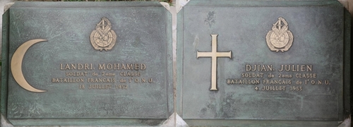 Les pierres tombales des deux soldats marocains qui ont participé à la guerre de Corée, au cimetière commémoratif des Nations unies (ONU) à Busan. (Photo fournie par l'ambassade de Corée du Sud au Maroc. Revente et archivage interdits)