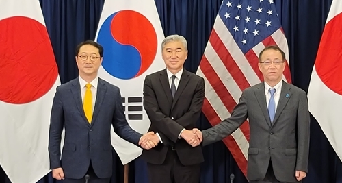 Le représentant spécial pour la paix et la sécurité sur la péninsule coréenne Kim Gunn (à g.) pose pour une séance photos avec ses homologues américain Sung Kim (au c.) et japonais Takehiro Funakoshi à l'ambassade des Etats-Unis à Jakarta, le mardi 13 décembre 2022.