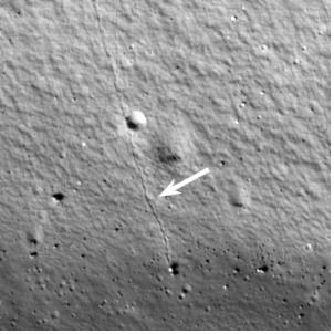 Image de l'intérieur d'une zone de la Lune montrant la traînée d'un rocher d'environ cinq mètres de diamètre, prise par ShadowCam de la Nasa à bord de l'orbiteur lunaire Danuri. (Photo fournie par l'Institut coréen de recherche aérospatiale, KARI. Revente et archivage interdits)