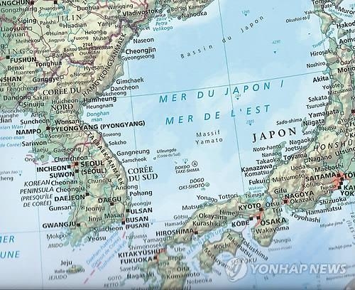 韓国の取り組みを受け、東海を「日本海」「東海」と併記する地図が増え始めている。仏紙ル・モンドの２０１５年版地図も同じフォントで併記した（提供資料）＝（聯合ニュース）