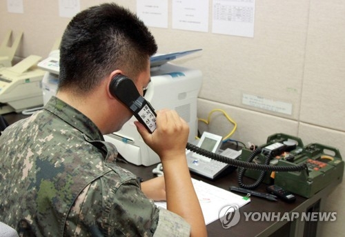 軍の通信線を通じて北朝鮮に連絡を試みる韓国軍関係者（資料写真）＝（聯合ニュース）