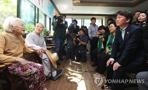 慰安婦被害者と対話する安代表（手前右）＝２日、広州（聯合ニュース）