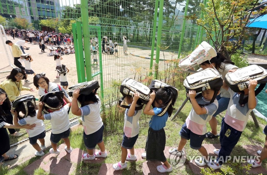 地震発生を想定した避難訓練をする児童たち（資料写真）＝（聯合ニュース）