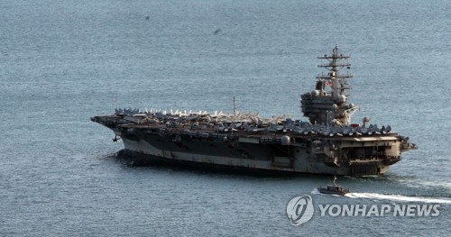 先月２６日、釜山港を出航するロナルド・レーガン＝（聯合ニュース）