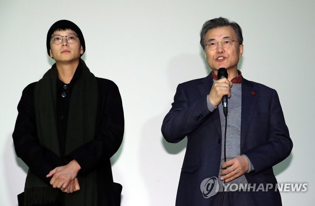 映画館で発言する文大統領（右）。左は出演俳優のカン・ドンウォンさん＝７日、ソウル（聯合ニュース）